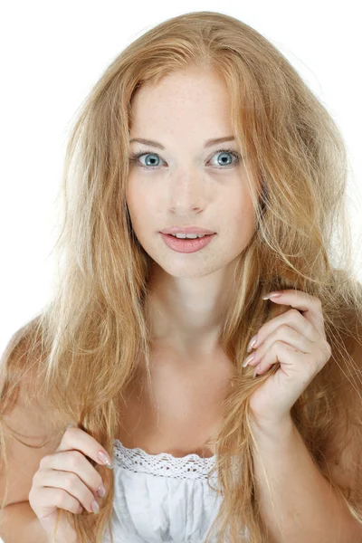 Крупним планом портрет сексуальної рудоволоса молода жінка з красивими блакитними очима на білому тлі — стокове фото