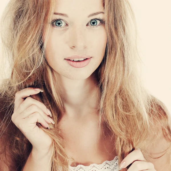 Zbliżenie portret seksowny dama młoda kobieta, piękne niebieskie oczy na białym tle — Zdjęcie stockowe