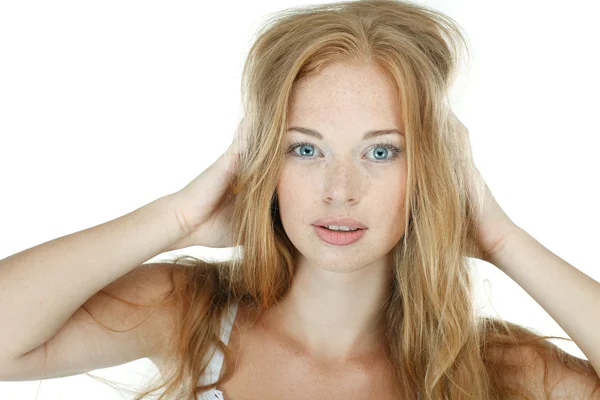 Detailní portrét sexy zrzavá mladá žena s krásnou modrýma očima na bílém pozadí — Stock fotografie