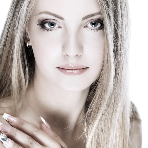 Närbild porträtt av sexiga whiteheaded ung kvinna med vackra blå ögon på vit bakgrund — Stockfoto