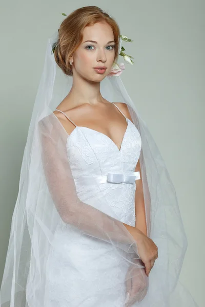 Una hermosa novia sexual está en un vestido de novia — Foto de Stock