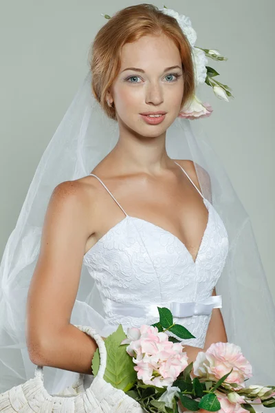 Una bella sposa sessuale è in un abito da sposa — Foto Stock