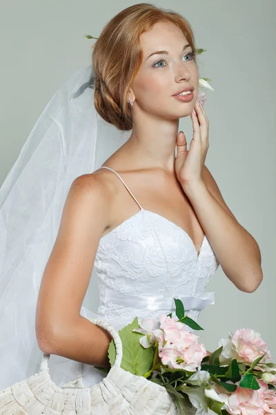Een mooie seksuele bruid is in een trouwjurk — Stockfoto