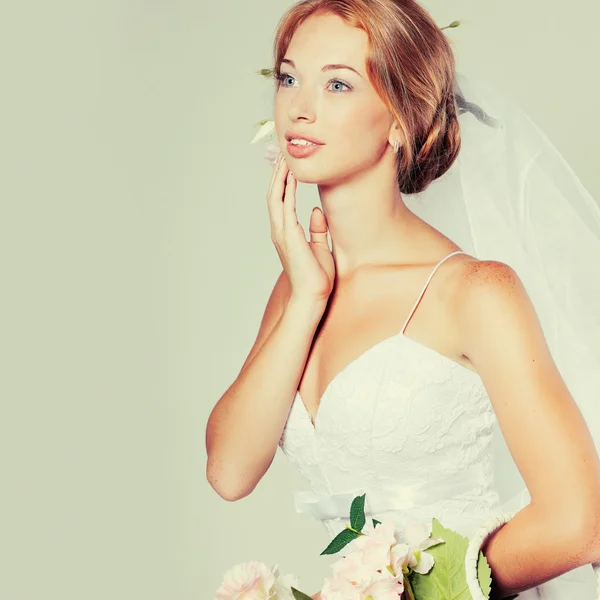 Eine schöne sexuelle Braut in einem Brautkleid — Stockfoto