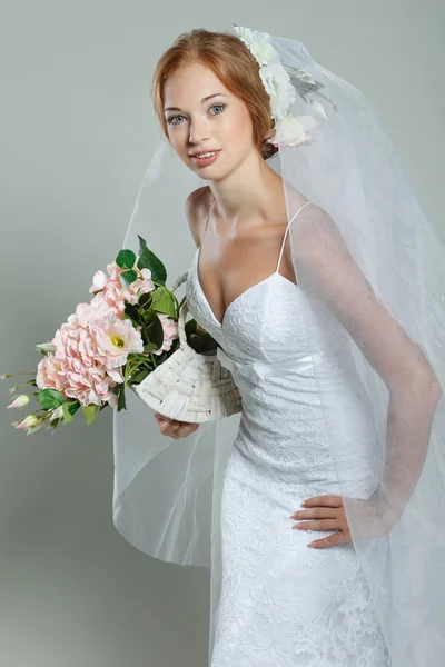 Pięknej narzeczonej seksualnych jest w sukni ślubnej — Zdjęcie stockowe