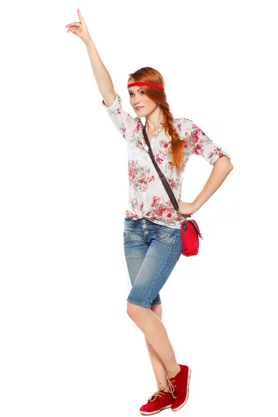 Güzel kızıl saçlı turist kadın. Beyaz bir arka plan üzerinde izole — Stok fotoğraf