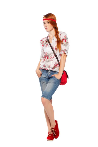 Bella donna turistica dai capelli rossi. Isolato su sfondo bianco — Foto Stock