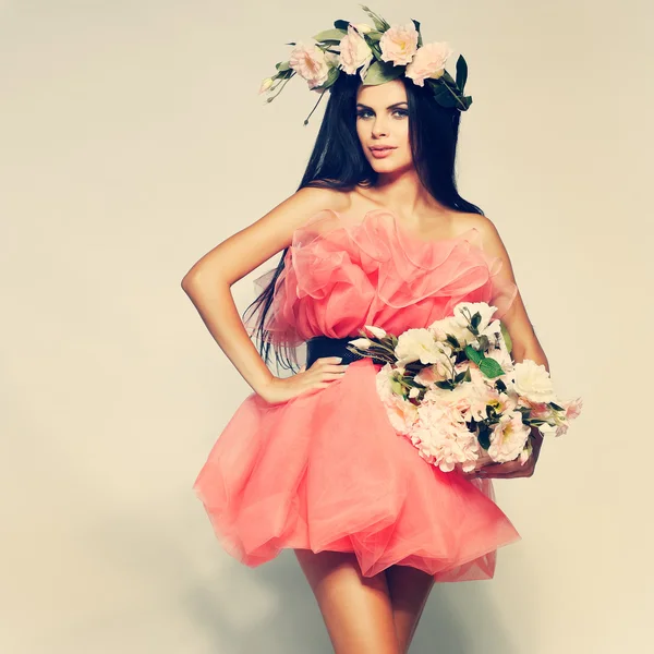 Linda morena sexual em roupas rosa com a cesta de flores — Fotografia de Stock