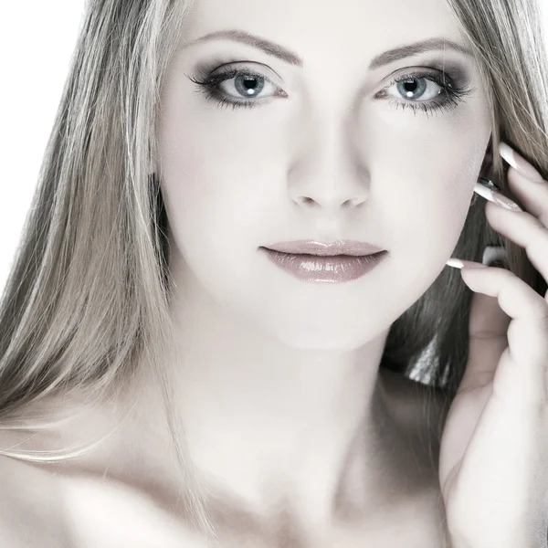 性感漂亮的蓝眼睛，白色背景上的 whiteheaded 年轻女人的特写肖像 — 图库照片