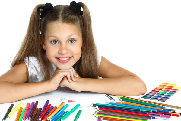 Ein schönes Mädchen in Schulform, das einen Filzstift zeichnet, isoliert auf weißem Hintergrund — Stockfoto