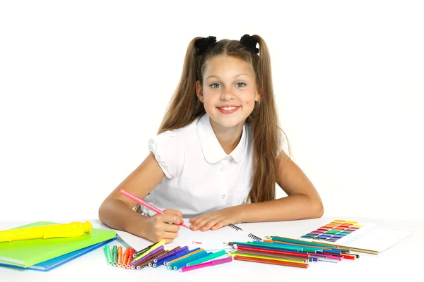 白い背景で隔離のマーカーを描画学校フォームで美しい少女 — ストック写真
