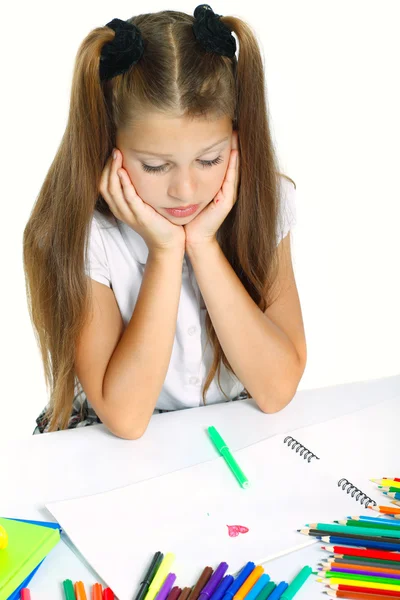Een mooi meisje in een school vorm tekenen een marker, die geïsoleerd op een witte achtergrond — Stockfoto