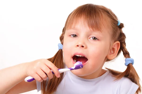Klein meisje borstels haar tanden — Stockfoto