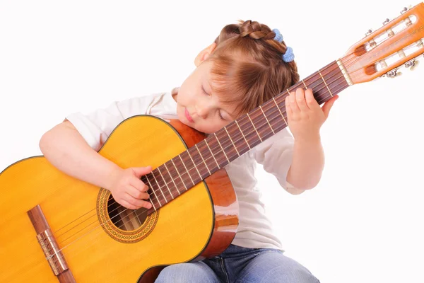 Liten flicka spelar en gammal gitarr — Stockfoto