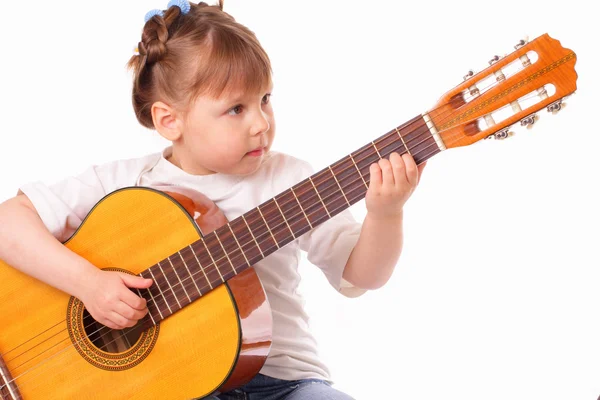 Küçük kız gitar çalıyor. — Stok fotoğraf