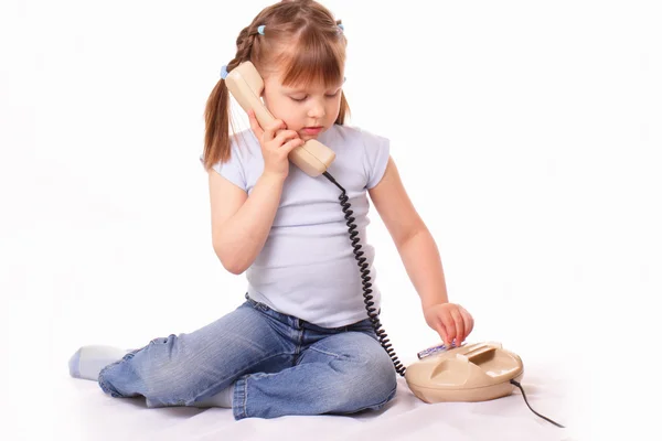 Küçük kız yaşlı telefonda konuşurken — Stok fotoğraf