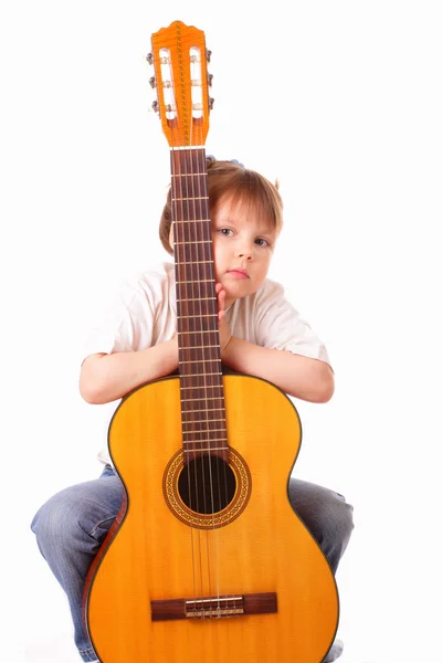 Маленькая девочка со старой концертной гитарой — стоковое фото