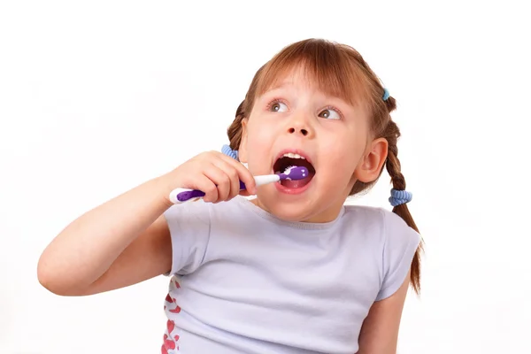 Красивая маленькая девочка чистит зубы — стоковое фото