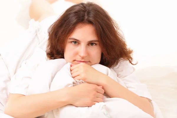 Hübsche junge Frau liegt im Bett — Stockfoto