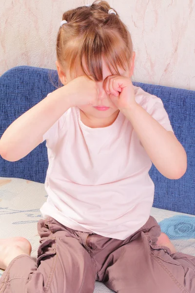 Аллергическая маленькая девочка чешет глаза — стоковое фото