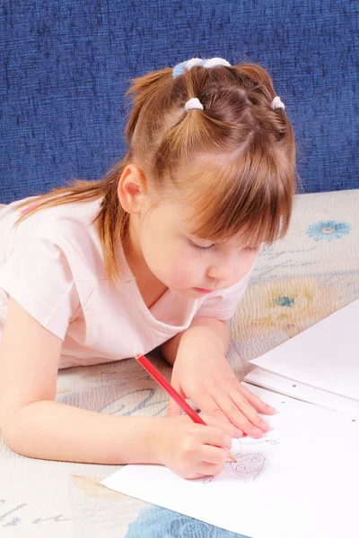 Atraktivní holčička kreslí obrázek — Stock fotografie