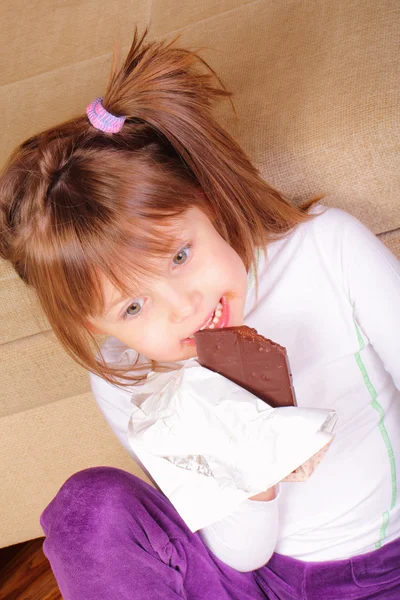 Jolie petite fille mangeant du chocolat — Photo