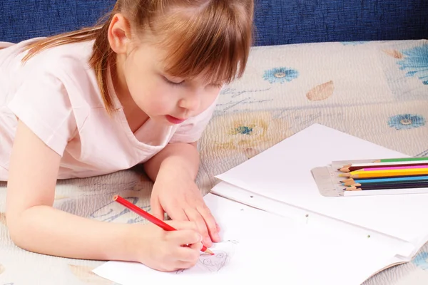 Красивая маленькая девочка рисует смешную картину — стоковое фото
