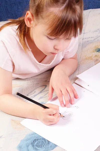 Krásná holčička kreslí pěkný obrázek — Stock fotografie