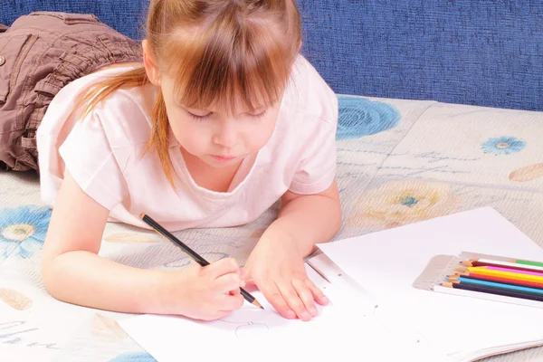 Krásná holčička kreslí obrázek — Stock fotografie