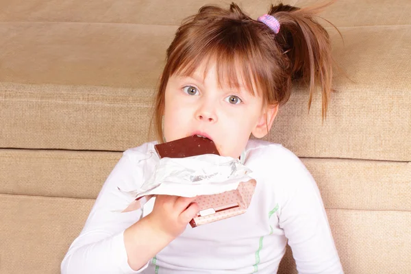 Schönes kleines Mädchen isst Schokolade — Stockfoto