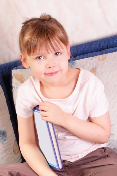 Vacker liten flicka sitter med bok — Stockfoto