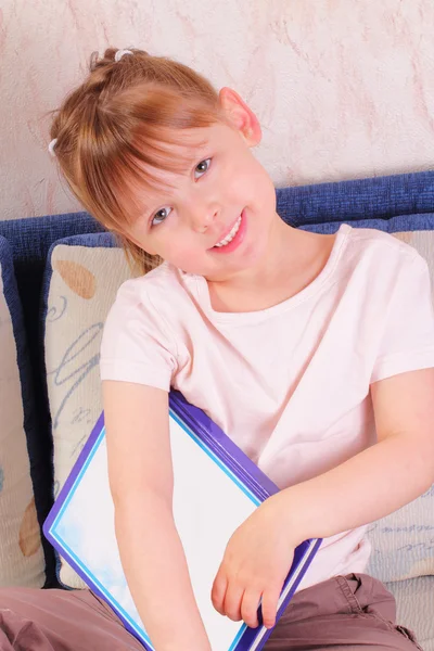 漂亮的小女孩的书 — 图库照片