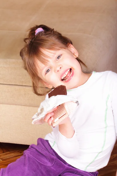 Bella bambina con cioccolato — Foto Stock