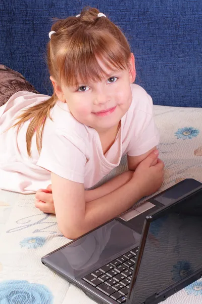 漂亮的小女孩用的笔记本电脑 — 图库照片