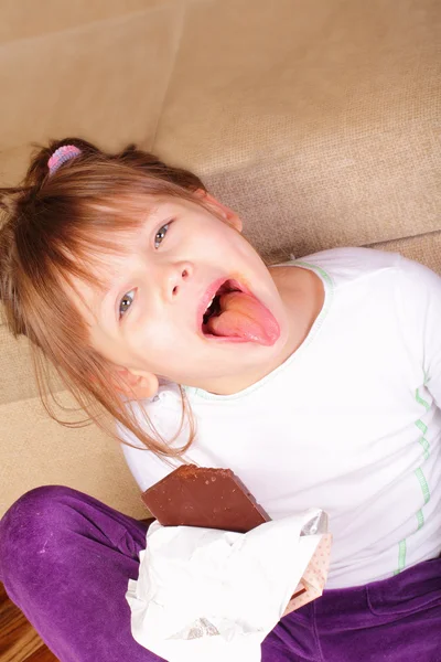 搞笑小女孩吃巧克力 — 图库照片