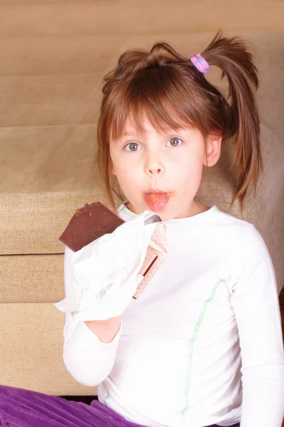 チョコレートで面白い少女 — ストック写真