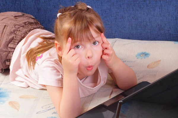 Rolig liten flicka med laptop — Stockfoto