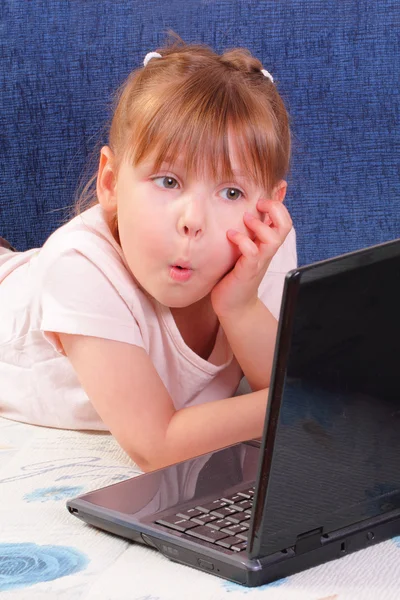 Rolig liten flicka med bärbar dator — Stockfoto