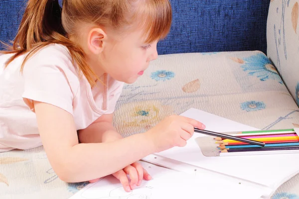 Całkiem mała dziewczynka rysuje obraz — Zdjęcie stockowe