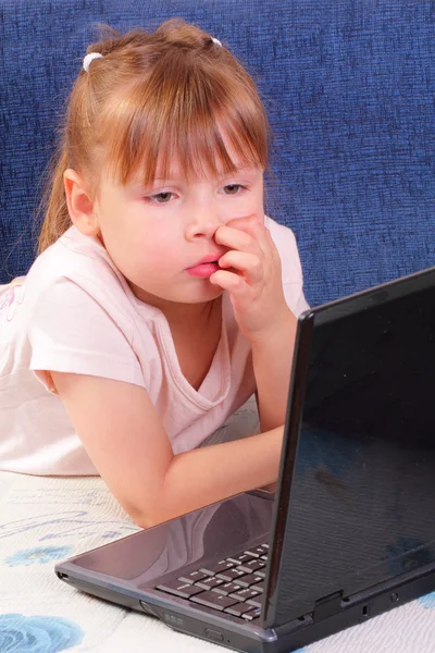 Jolie petite fille avec ordinateur portable — Photo