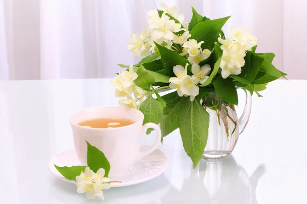 Taza de té y flores de jazmín —  Fotos de Stock