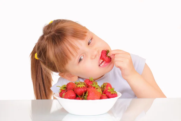 可愛い女の子がイチゴを食べて — ストック写真