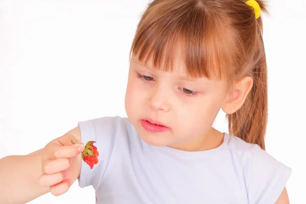 Krásná holčička jíst jahody — Stock fotografie