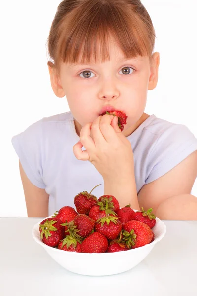 Bella bambina mangiare fragole gustose — Foto Stock