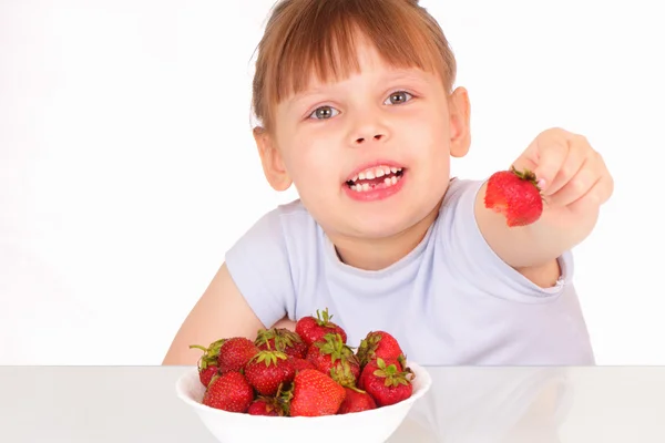 Vacker liten flicka ger jordgubb — Stockfoto