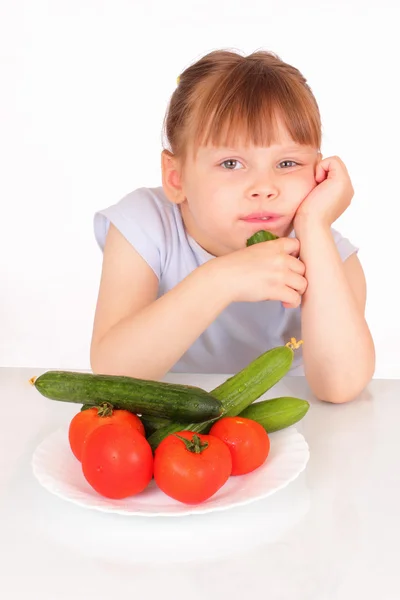 きゅうりとトマトと白プレートと美しい小さな女の子 — ストック写真