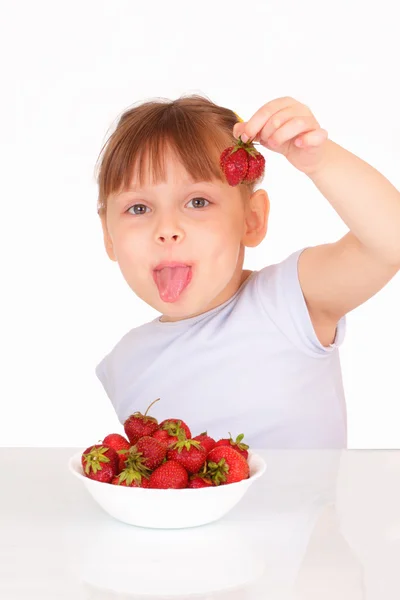 맛 있는 딸기와 아름 다운 작은 소녀 스톡 이미지