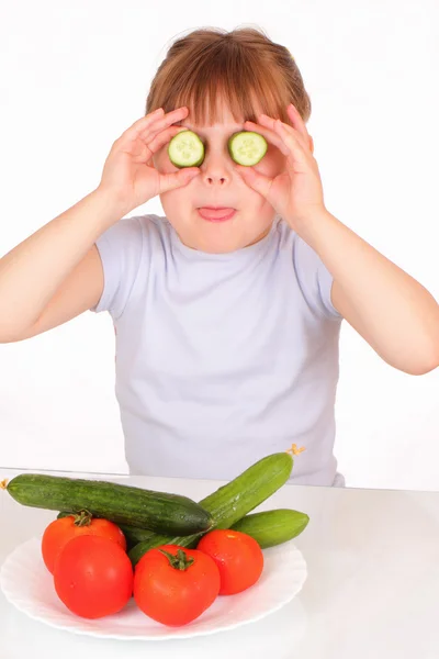白板的黄瓜和西红柿的搞笑小女孩 — 图库照片