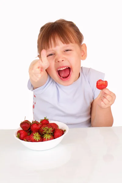 Menina engraçada com um prato de sopa branca com morangos — Fotografia de Stock