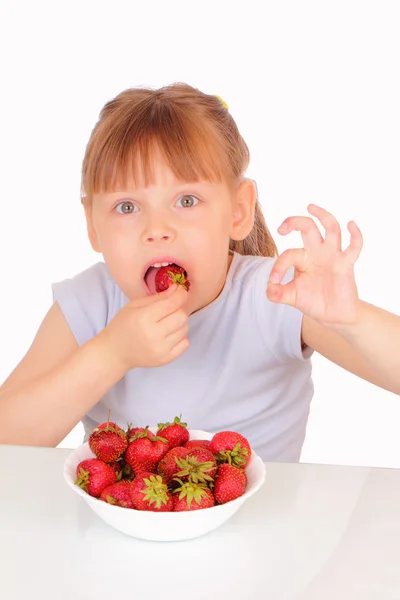 Pretty little girl eating strawberries — Stock Photo, Image